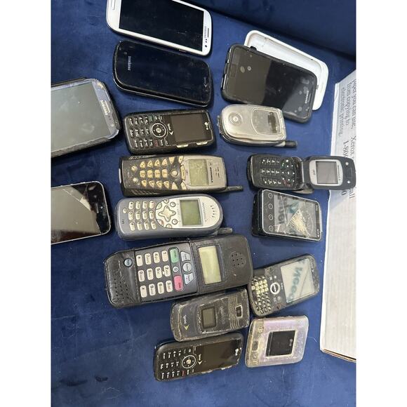 cell phones Lot of 16 older models in need of repair for parts or repair - - Picture 1 of 12